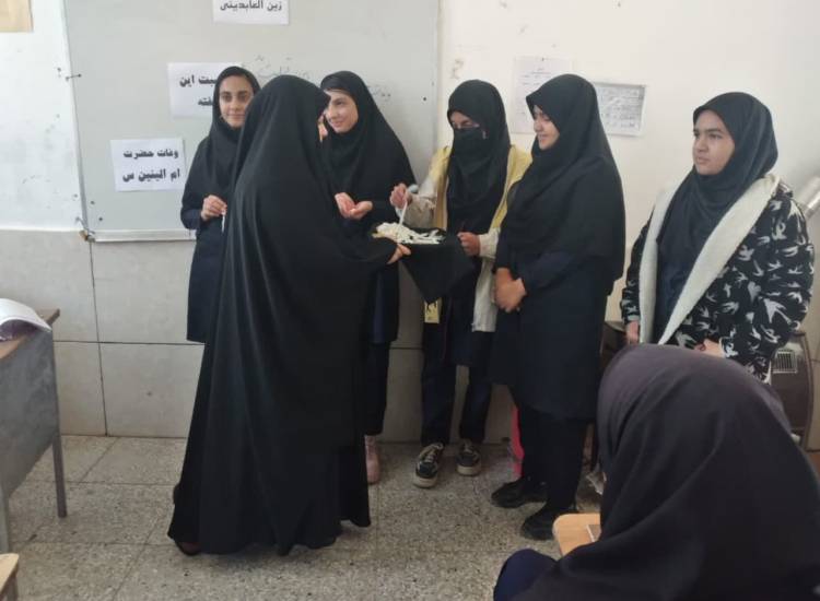 تقدیر از دانش آموزان محجبه در مدارس محلات کرامت
