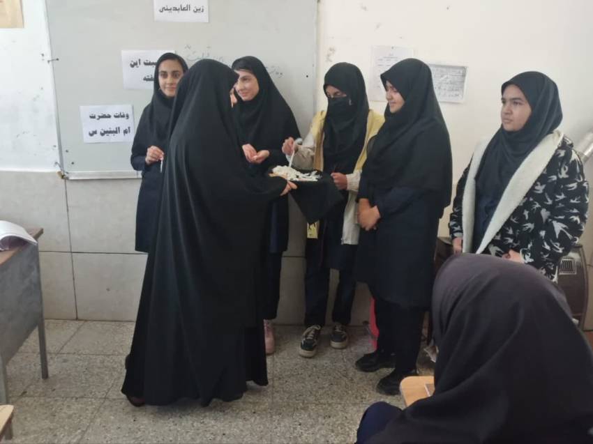 تقدیر از دانش آموزان محجبه در مدارس محلات کرامت